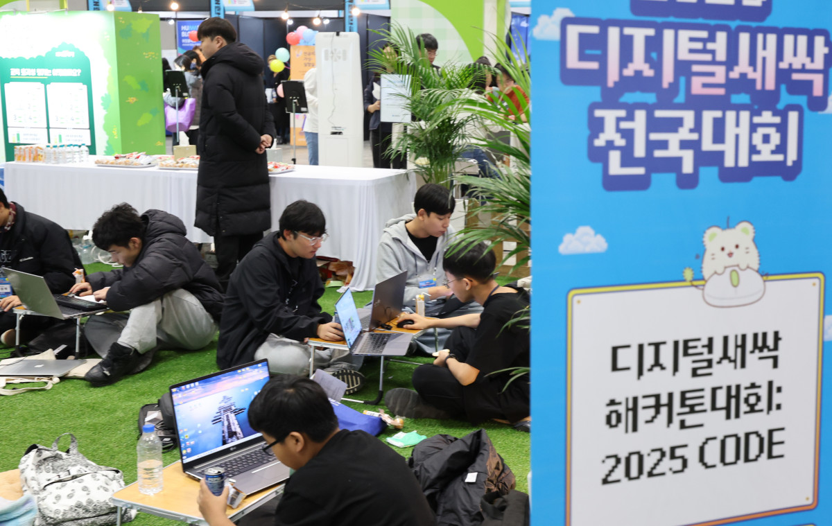 ▲지난해 11월 경기 고양시 킨텍스에서 열린 대한민국 AI교육 페스티벌 디지털 해커톤 대회에 참가한 학생들이 프로그램을 만들고 있다. (뉴시스)