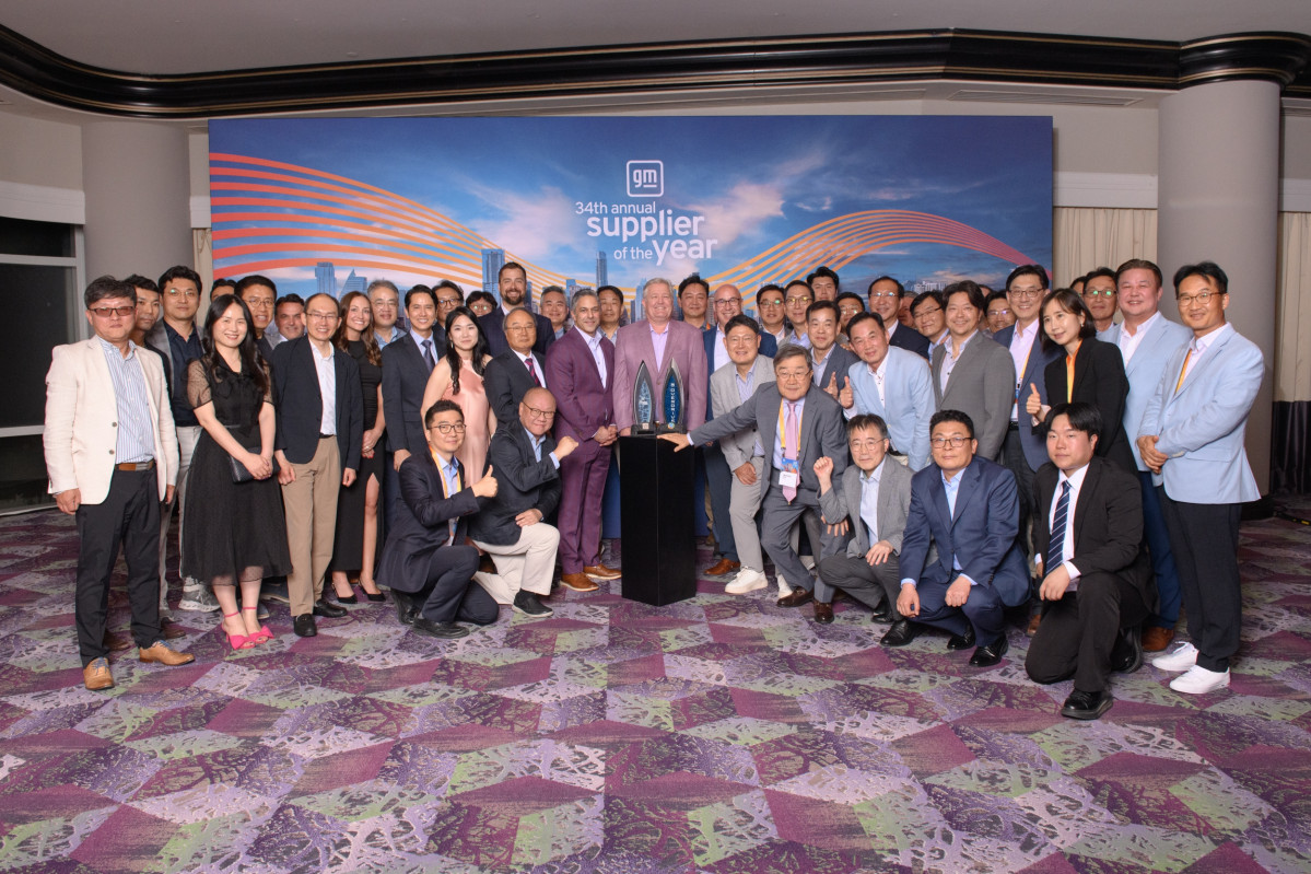 ▲‘2025 올해의 우수 협력사(2025 Supplier of the Year)’ 시상식에서 GM 임직원들 및 협력사 관계자들이 행사 기념 단체 사진을 촬영하고 있는 모습 (사진=GM)