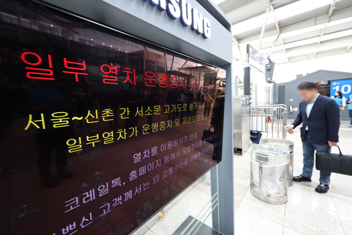 ▲26일 서울 서대문구 서소문 고가차도 붕괴 사고로 인해 서울역 전광판에 일부 열차 운행 중지 및 지연 안내가 표시되고 있다. (연합뉴스)