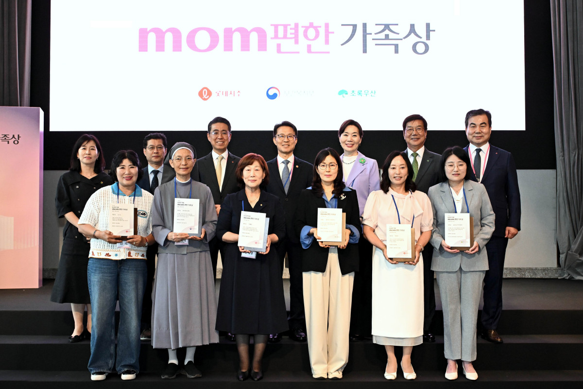 ▲롯데는 26일 서울 송파구 시그니엘 서울에서 ‘제1회 롯데 mom(맘)편한 가족상’ 시상식을 열고 출산·양육, 가족나눔, 가족다양성 등 3개 부문에서 개인과 단체 총 6개 팀을 선정해 각 2000만원의 상금을 수여했다.
(앞줄)mom편한 가족상 개인 및 단체 수상자 6팀, (뒷줄 왼쪽부터)김지수 한국건강가정진흥원 본부장, 은성호 보건복지부 인구사회서비스정책실장, 노준형 롯데지주 대표이사, 김진오 저출산고령사회위원회 부위원장, 박성연 이화여자대학교 부총장, 황영기 초록우산 어린이재단 회장, 임성복 롯데지주 커뮤니케이션실장이 기념 사진을 촬영하고 있다. (사진제공=롯데지주)