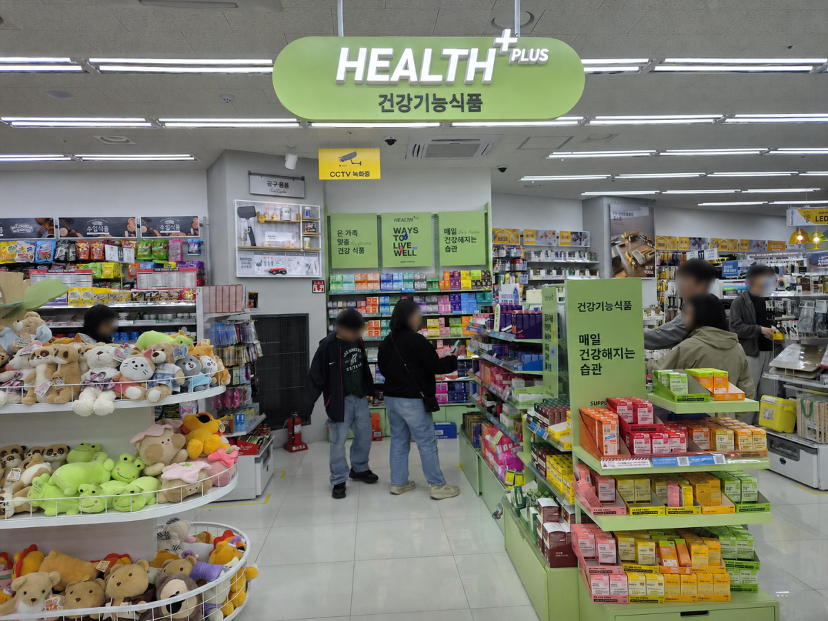 ▲다이소 건기식 코너를 둘러보는 소비자들.(윤나래 기자)