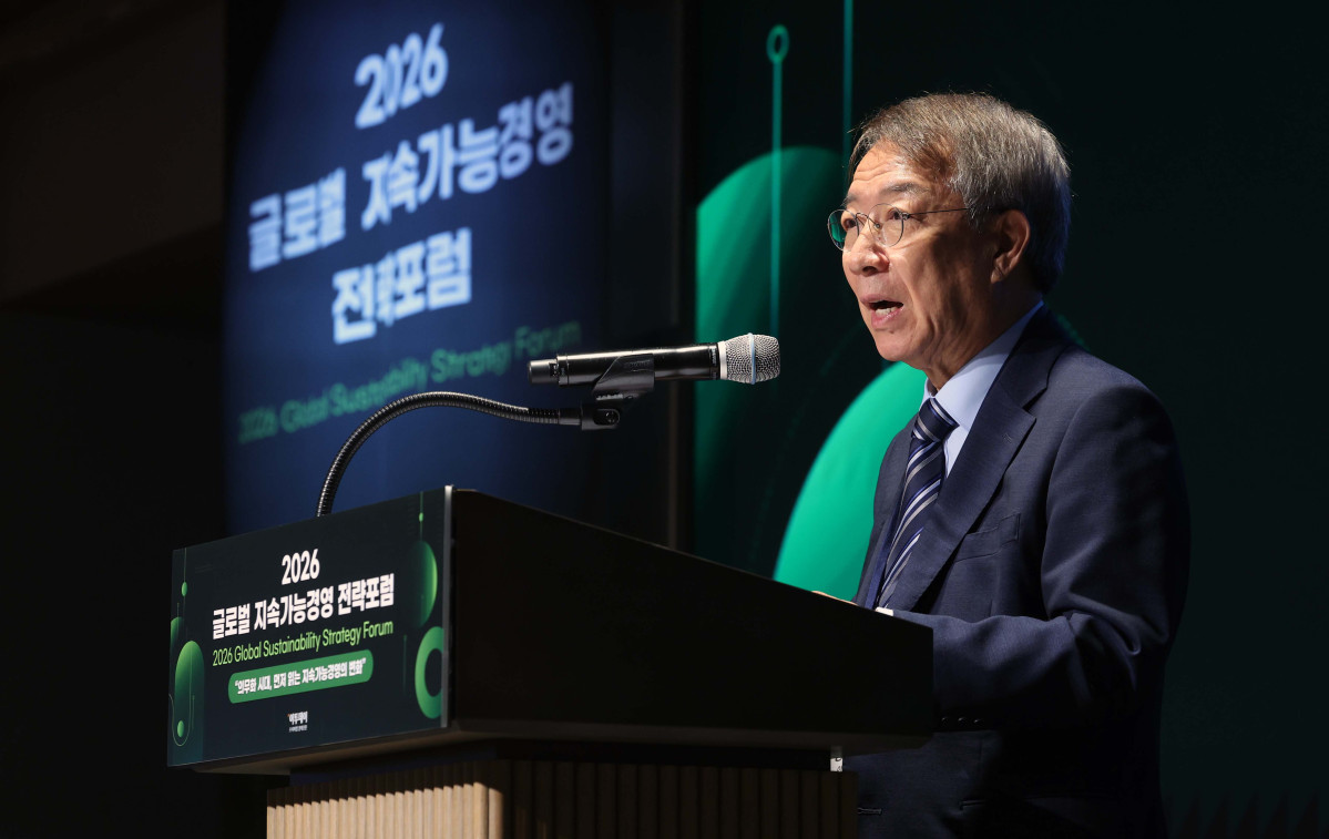 ▲27일 서울 강남구 웨스틴 서울 파르나스 호텔에서 열린 ‘2026 글로벌 지속가능경영전략포럼’에서 대회위원장을 맡은 정운찬 전 국무총리가 개회사를 하고 있다. 글로벌 지속가능경영전략포럼은 ‘자연–금융–공시–검증’으로 이어지는 지속가능성 전환의 흐름을 한 자리에서 점검하고, 기업과 금융권의 실행 전략을 구체화하는 자리다. 신태현 기자 holjjak@
