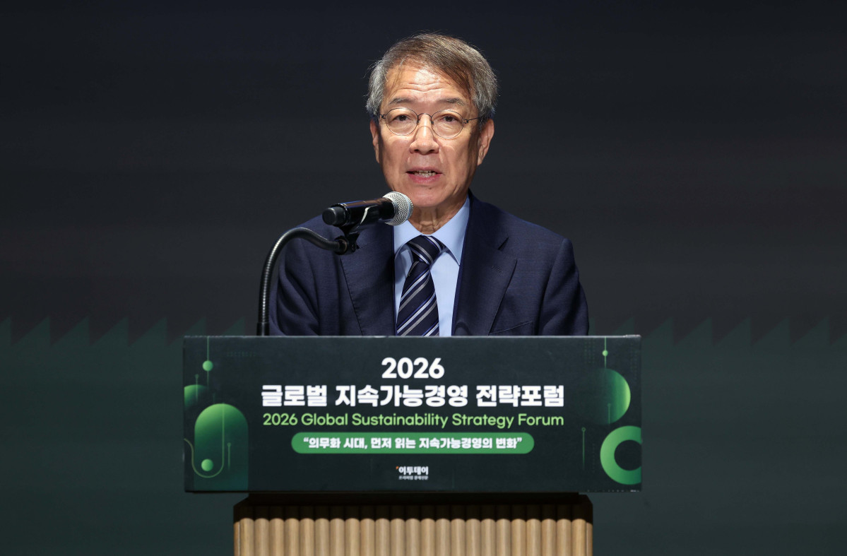 ▲27일 서울 강남구 웨스틴 서울 파르나스 호텔에서 열린 ‘2026 글로벌 지속가능경영전략포럼’에서 대회위원장을 맡은 정운찬 전 국무총리가 개회사를 하고 있다. 글로벌 지속가능경영전략포럼은 ‘자연–금융–공시–검증’으로 이어지는 지속가능성 전환의 흐름을 한 자리에서 점검하고, 기업과 금융권의 실행 전략을 구체화하는 자리다. 신태현 기자 holjjak@