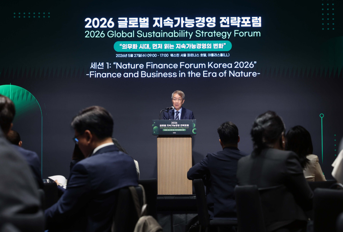 ▲27일 서울 강남구 웨스틴 서울 파르나스 호텔에서 열린 ‘2026 글로벌 지속가능경영전략포럼’에서 대회위원장을 맡은 정운찬 전 국무총리가 개회사를 하고 있다. 글로벌 지속가능경영전략포럼은 ‘자연–금융–공시–검증’으로 이어지는 지속가능성 전환의 흐름을 한 자리에서 점검하고, 기업과 금융권의 실행 전략을 구체화하는 자리다. 신태현 기자 holjjak@