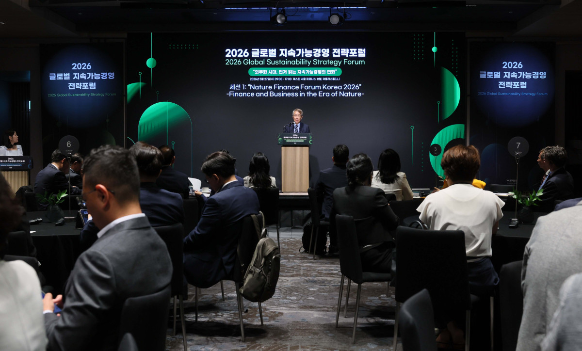 ▲27일 서울 강남구 웨스틴 서울 파르나스 호텔에서 열린 ‘2026 글로벌 지속가능경영전략포럼’에서 대회위원장을 맡은 정운찬 전 국무총리가 개회사를 하고 있다. 글로벌 지속가능경영전략포럼은 ‘자연–금융–공시–검증’으로 이어지는 지속가능성 전환의 흐름을 한 자리에서 점검하고, 기업과 금융권의 실행 전략을 구체화하는 자리다. 신태현 기자 holjjak@