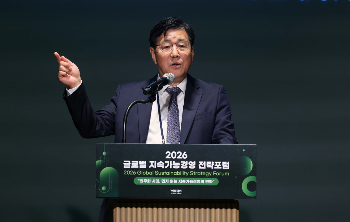 ▲윤종수 한국자연환경복원진흥원 이사장이 27일 서울 강남구 웨스틴 서울 파르나스 호텔에서 열린 ‘2026 글로벌 지속가능경영전략포럼’에서 환영사를 하고 있다. 글로벌 지속가능경영전략포럼은 ‘자연–금융–공시–검증’으로 이어지는 지속가능성 전환의 흐름을 한 자리에서 점검하고, 기업과 금융권의 실행 전략을 구체화하는 자리다. 신태현 기자 holjjak@