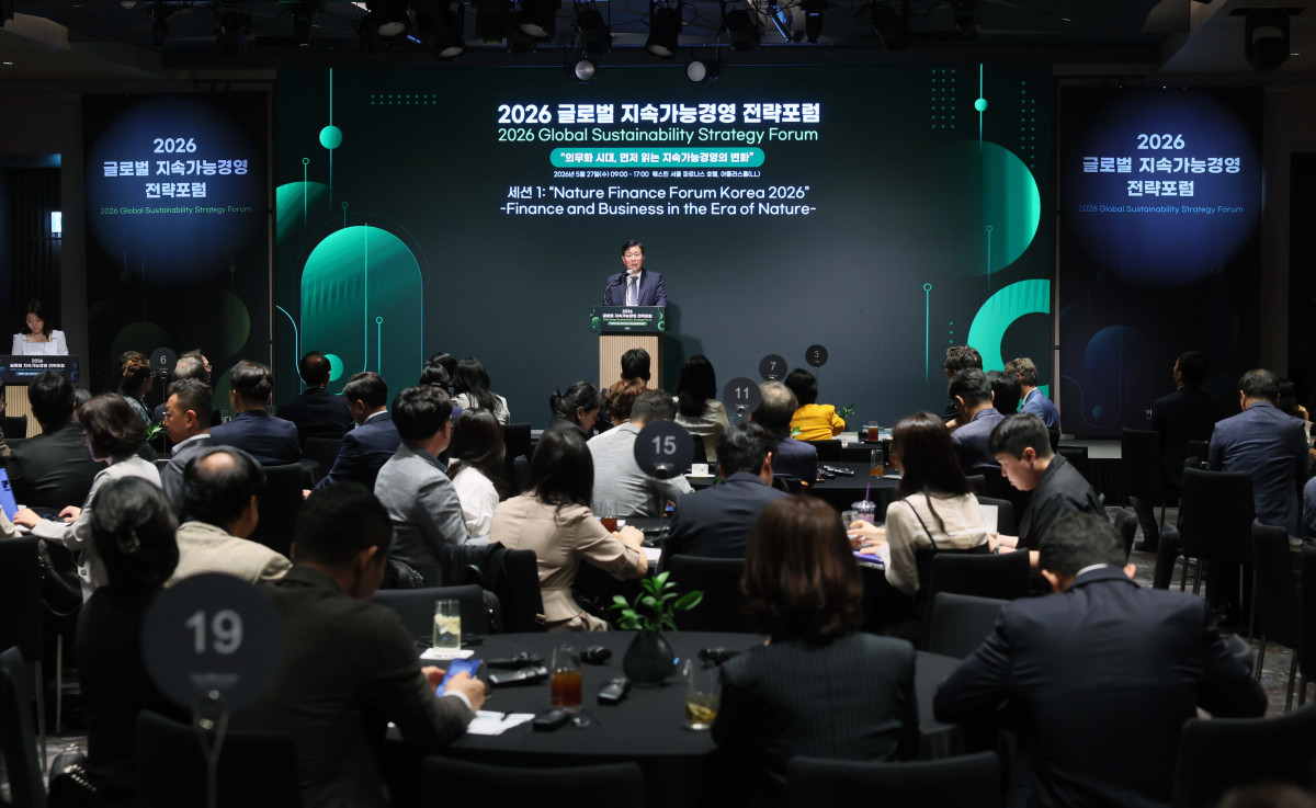 ▲윤종수 한국자연환경복원진흥원 이사장이 27일 서울 강남구 웨스틴 서울 파르나스 호텔에서 열린 ‘2026 글로벌 지속가능경영전략포럼’에서 환영사를 하고 있다. 글로벌 지속가능경영전략포럼은 ‘자연–금융–공시–검증’으로 이어지는 지속가능성 전환의 흐름을 한 자리에서 점검하고, 기업과 금융권의 실행 전략을 구체화하는 자리다. 신태현 기자 holjjak@