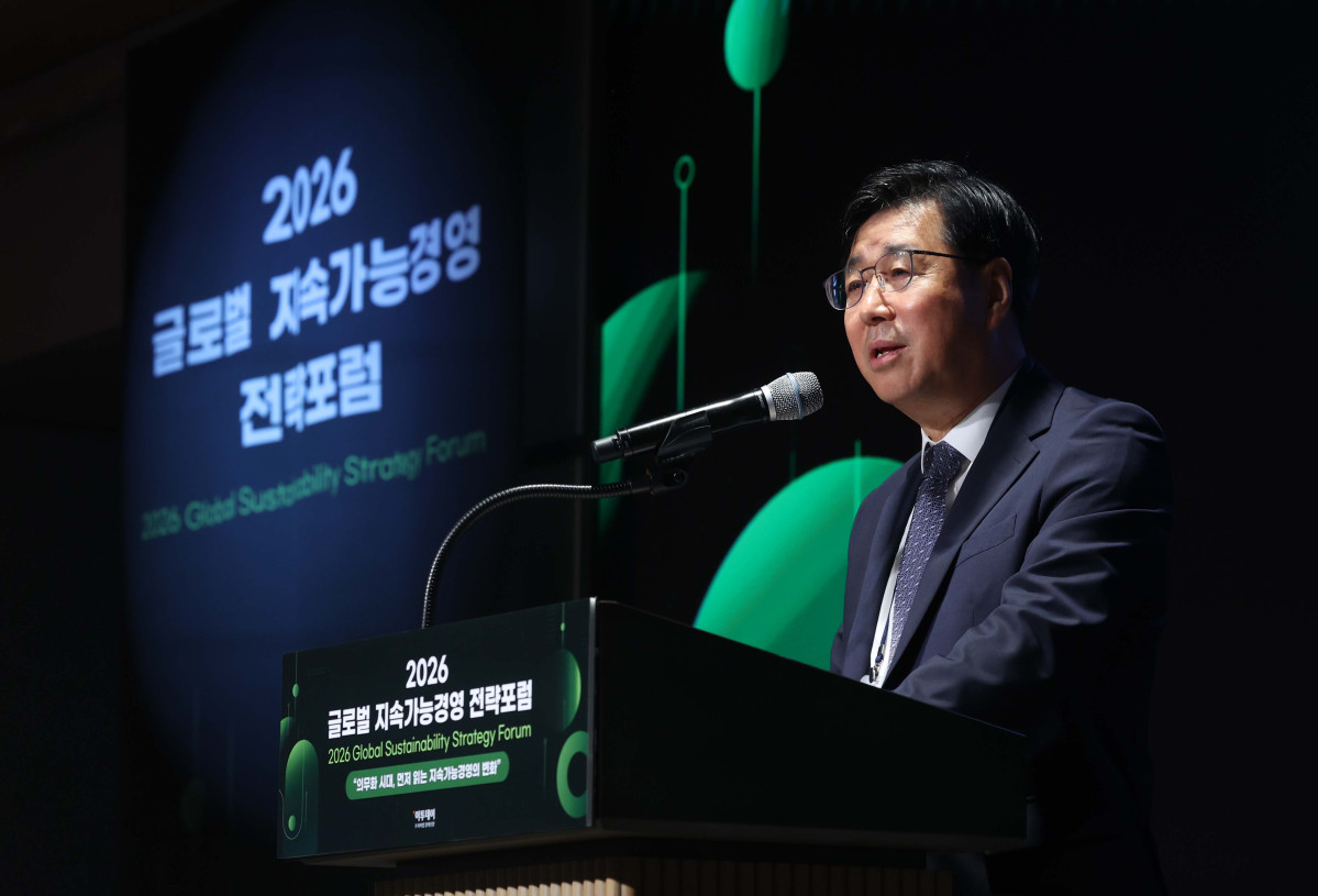▲윤종수 한국자연환경복원진흥원 이사장이 27일 서울 강남구 웨스틴 서울 파르나스 호텔에서 열린 ‘2026 글로벌 지속가능경영전략포럼’에서 환영사를 하고 있다. 글로벌 지속가능경영전략포럼은 ‘자연–금융–공시–검증’으로 이어지는 지속가능성 전환의 흐름을 한 자리에서 점검하고, 기업과 금융권의 실행 전략을 구체화하는 자리다. 신태현 기자 holjjak@