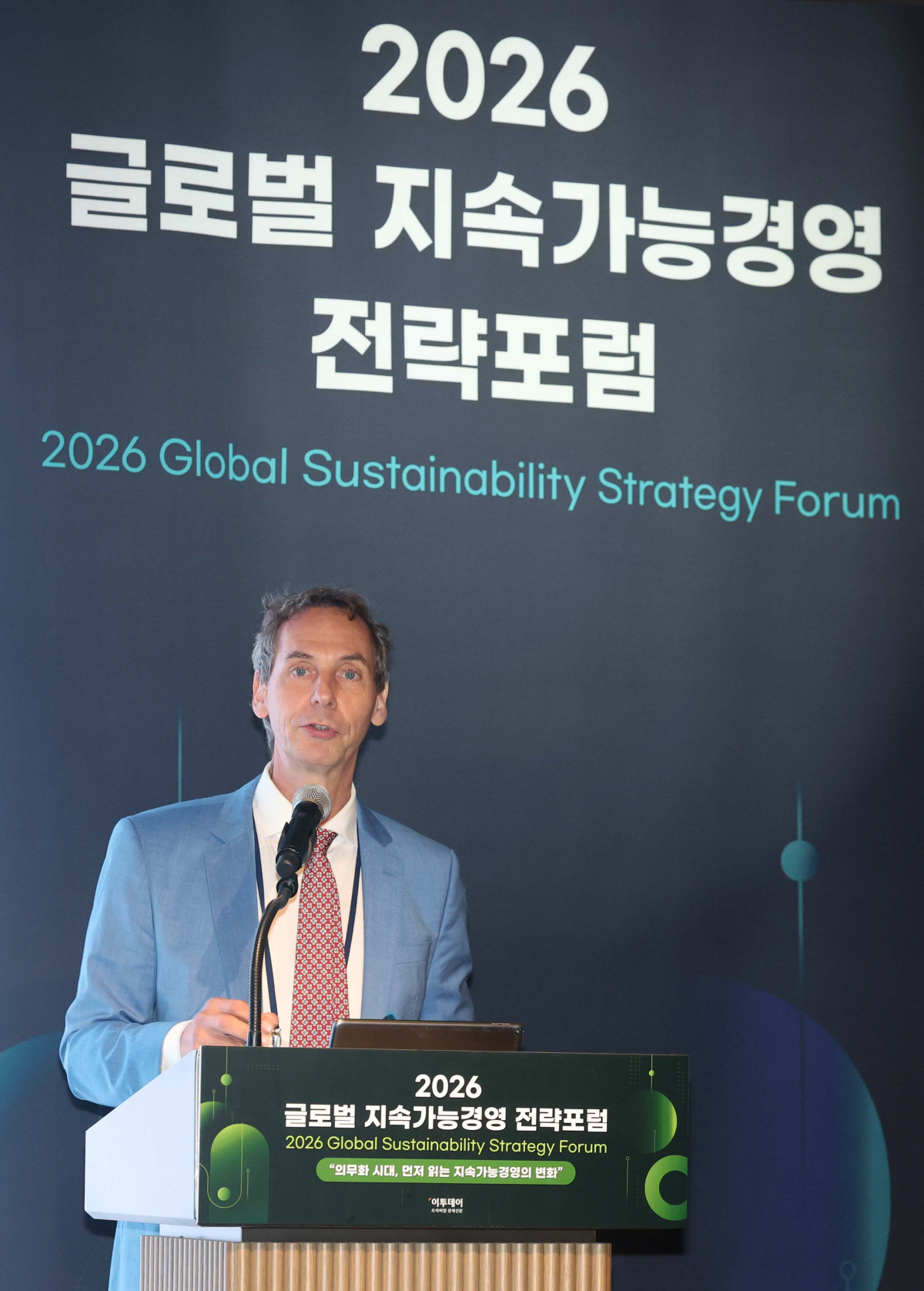 ▲월터 반 하툼(Walter Van Hattum) 주한유럽연합대표부 공사 참사관이 27일 서울 강남구 웨스틴 서울 파르나스 호텔에서 열린 ‘2026 글로벌 지속가능경영전략포럼’에서 키노트 스피치를 하고 있다. 글로벌 지속가능경영전략포럼은 ‘자연–금융–공시–검증’으로 이어지는 지속가능성 전환의 흐름을 한 자리에서 점검하고, 기업과 금융권의 실행 전략을 구체화하는 자리다. 신태현 기자 holjjak@