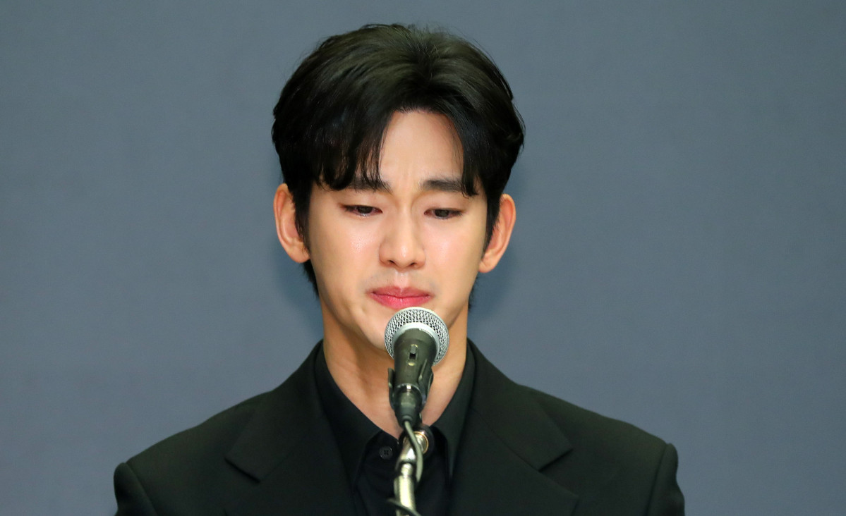 ▲배우 김수현이 지난해 3월 31일 오후 서울 마포구 스탠포드호텔에서 기자회견을 열고 자신을 둘러싼 의혹에 대해 입장을 밝히고 있다. (뉴시스)