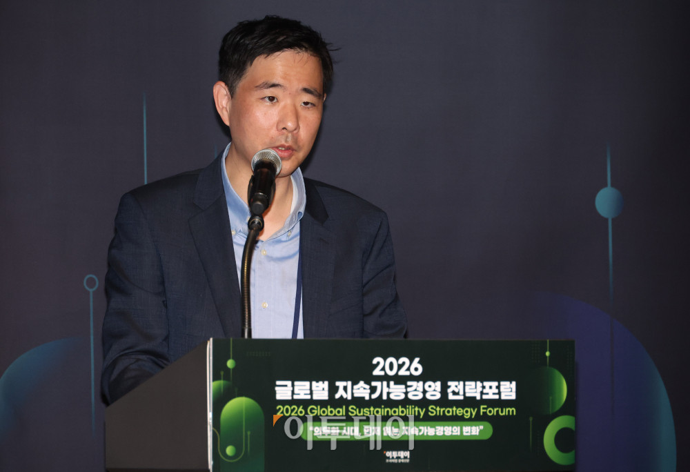 ▲김태우 MSCI 전무가 기업 재무 영향 자연 리스크가 27일 서울 강남구 웨스틴 서울 파르나스 호텔에서 열린 '2026 글로벌 지속가능경영전략포럼'에서 기업 재무 영향 자연 리스크가 금융기관에 미치는 영향을 주제로 발표하고 있다. 글로벌 지속가능경영전략포럼은 '자연–금융–공시–검증'으로 이어지는 지속가능성 전환의 흐름을 한 자리에서 점검하고, 기업과 금융권의 실행 전략을 구체화하는 자리다. 고이란 기자 photoeran@