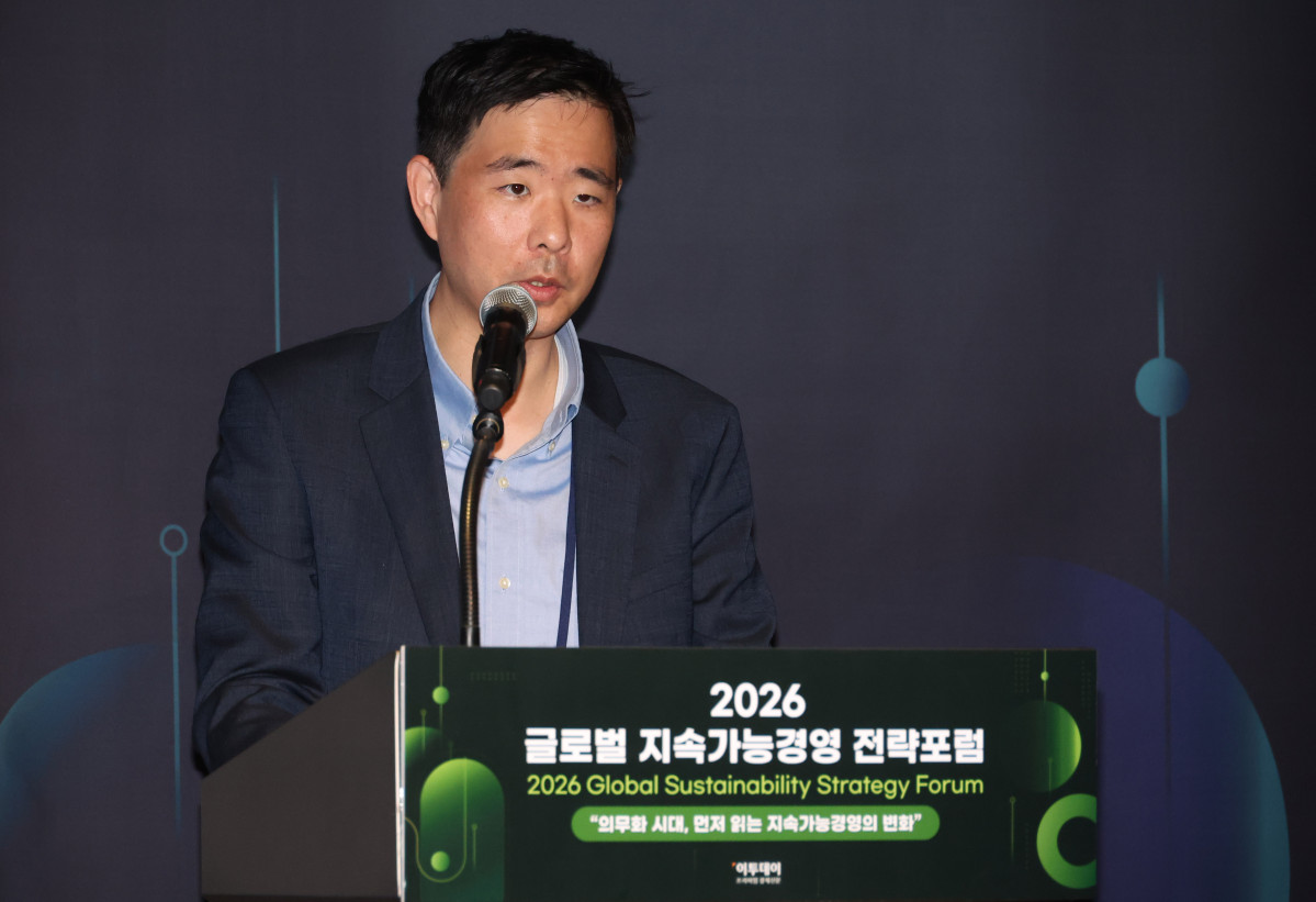 ▲김태우 MSCI 전무가 기업 재무 영향 자연 리스크가 27일 서울 강남구 웨스틴 서울 파르나스 호텔에서 열린 '2026 글로벌 지속가능경영전략포럼'에서 기업 재무 영향 자연 리스크가 금융기관에 미치는 영향을 주제로 발표하고 있다. 글로벌 지속가능경영전략포럼은 '자연–금융–공시–검증'으로 이어지는 지속가능성 전환의 흐름을 한 자리에서 점검하고, 기업과 금융권의 실행 전략을 구체화하는 자리다. 고이란 기자 photoeran@