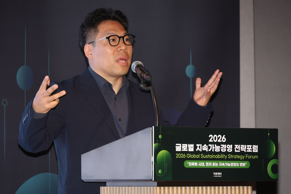 ▲송영근 서울대 환경대학원 교수가 27일 서울 강남구 웨스틴 서울 파르나스 호텔에서 열린 '2026 글로벌 지속가능경영전략포럼'에서 LEAP & 의사결정 사례와 지속가능 보고서 평가를 주제로 발표하고 있다. 글로벌 지속가능경영전략포럼은 '자연–금융–공시–검증'으로 이어지는 지속가능성 전환의 흐름을 한 자리에서 점검하고, 기업과 금융권의 실행 전략을 구체화하는 자리다. 고이란 기자 photoeran@ (이투데이DB)