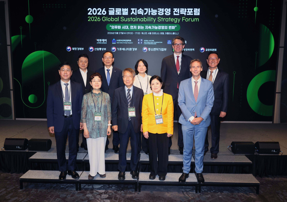 ▲27일 서울 강남구 웨스틴 서울 파르나스 호텔에서 열린 ‘2026 글로벌 지속가능경영전략포럼’에서 대회위원장인 정운찬 전 국무총리와 이종재 이투데이 대표이사 부회장 등 내빈들이 기념촬영을 하고 있다. 사진 앞줄 왼쪽부터 반시계방향으로 윤종수 한국자연환경복원진흥원 이사장, 유영숙 포스코홀딩스이사회 ESG위원장, 정 위원장, 김상경 여성금융인네트워크 회장, 월터 반 하툼(Walter Van Hattum) 주한유럽연합대표부 공사 참사관, 이 부회장, 자크 플리스(Jacques Flies) 주한 룩셈부르크 대사, 정은해 기후에너지환경부 국제협력관, 최운열 한국공인회계사회 회장, 김의형 KOSRA 회장. 글로벌 지속가능경영전략포럼은 ‘자연–금융–공시–검증’으로 이어지는 지속가능성 전환의 흐름을 한 자리에서 점검하고, 기업과 금융권의 실행 전략을 구체화하는 자리다. 신태현 기자 holjjak@