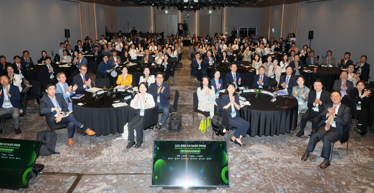 ▲27일 서울 강남구 웨스틴 서울 파르나스 호텔에서 열린 ‘2026 글로벌 지속가능경영전략포럼’에서 대회위원장인 정운찬 전 국무총리와 이종재 이투데이 대표이사 부회장 등 내빈들이 기념촬영을 하고 있다. 글로벌 지속가능경영전략포럼은 ‘자연–금융–공시–검증’으로 이어지는 지속가능성 전환의 흐름을 한 자리에서 점검하고, 기업과 금융권의 실행 전략을 구체화하는 자리다. 신태현 기자 holjjak@