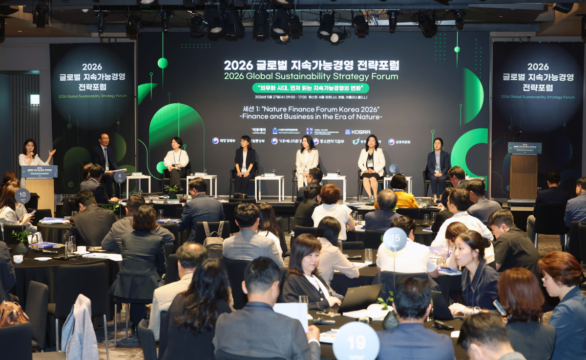 ▲27일 서울 강남구 웨스틴 서울 파르나스 호텔에서 열린 ‘2026 글로벌 지속가능경영전략포럼’에서 좌장인 최운열 한국공인회계사회 회장이 패널토론을 진행하고 있다. 글로벌 지속가능경영전략포럼은 ‘자연-금융-공시-검증’으로 이어지는 지속가능성 전환의 흐름을 한 자리에서 점검하고, 기업과 금융권의 실행 전략을 구체화하는 자리다. 신태현 기자 holjjak@