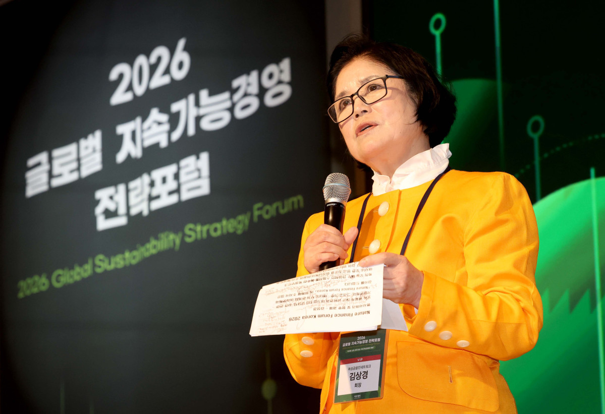 ▲27일 서울 강남구 웨스틴 서울 파르나스 호텔에서 열린 ‘2026 글로벌 지속가능경영전략포럼’에서 김상경 여성금융인네트워크 회장이 패널토론 마무리 발언을 하고있다. 글로벌 지속가능경영전략포럼은 ‘자연-금융-공시-검증’으로 이어지는 지속가능성 전환의 흐름을 한 자리에서 점검하고, 기업과 금융권의 실행 전략을 구체화하는 자리다. 신태현 기자 holjjak@