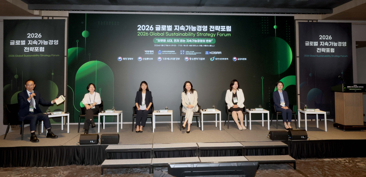▲27일 서울 강남구 웨스틴 서울 파르나스 호텔에서 열린 ‘2026 글로벌 지속가능경영전략포럼’에서 좌장인 최운열 한국공인회계사회 회장이 패널토론을 진행하고 있다. 글로벌 지속가능경영전략포럼은 ‘자연-금융-공시-검증’으로 이어지는 지속가능성 전환의 흐름을 한 자리에서 점검하고, 기업과 금융권의 실행 전략을 구체화하는 자리다. 신태현 기자 holjjak@