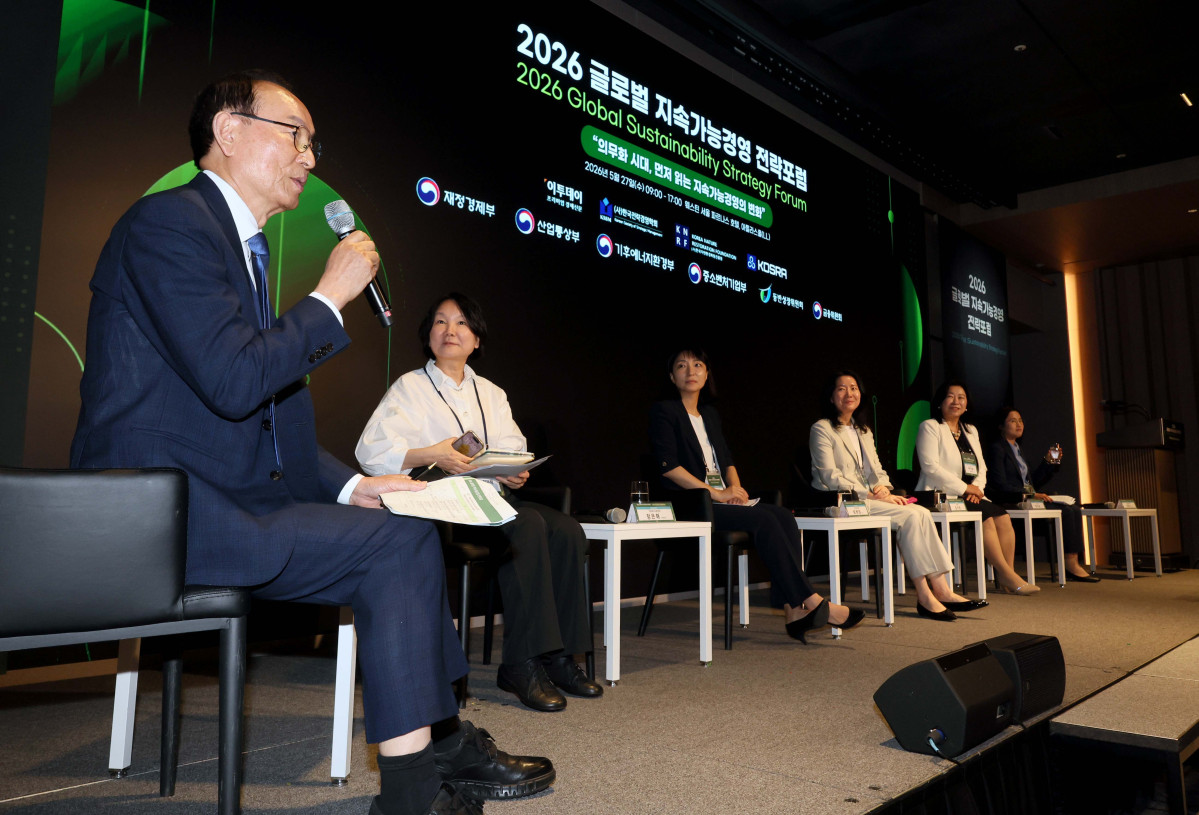 ▲27일 서울 강남구 웨스틴 서울 파르나스 호텔에서 열린 ‘2026 글로벌 지속가능경영전략포럼’에서 좌장인 최운열 한국공인회계사회 회장이 패널토론을 진행하고 있다. 글로벌 지속가능경영전략포럼은 ‘자연-금융-공시-검증’으로 이어지는 지속가능성 전환의 흐름을 한 자리에서 점검하고, 기업과 금융권의 실행 전략을 구체화하는 자리다. 신태현 기자 holjjak@