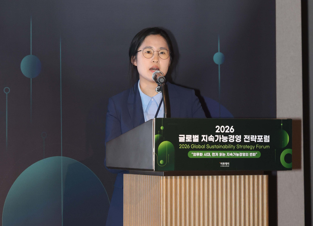 ▲진유나 김앤장 법률사무소 변호사가 27일 서울 강남구 웨스틴 서울 파르나스 호텔에서 열린 ‘2026 글로벌 지속가능경영전략포럼’에서 ‘자연보전 및 생물다양성 이슈와 기업의 법적 리스크 사례 분석’을 주제로 패널토론에 참여하고 있다. 글로벌 지속가능경영전략포럼은 ‘자연-금융-공시-검증’으로 이어지는 지속가능성 전환의 흐름을 한 자리에서 점검하고, 기업과 금융권의 실행 전략을 구체화하는 자리다. 신태현 기자 holjjak@