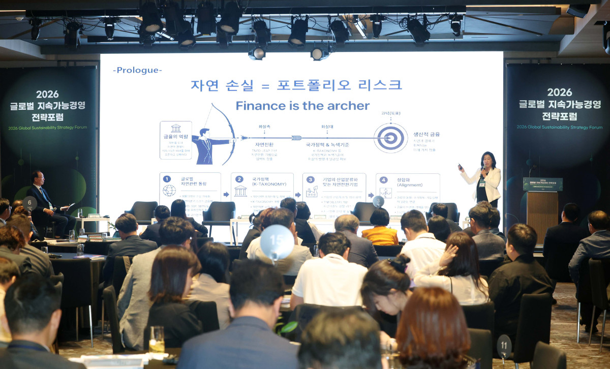 ▲박기숙 이산 부사장이 27일 서울 강남구 웨스틴 서울 파르나스 호텔에서 열린 ‘2026 글로벌 지속가능경영전략포럼’에서 ‘금융과 자연자본의 결합 사례’를 주제로 패널토론에 참여하고 있다. 글로벌 지속가능경영전략포럼은 ‘자연-금융-공시-검증’으로 이어지는 지속가능성 전환의 흐름을 한 자리에서 점검하고, 기업과 금융권의 실행 전략을 구체화하는 자리다. 신태현 기자 holjjak@