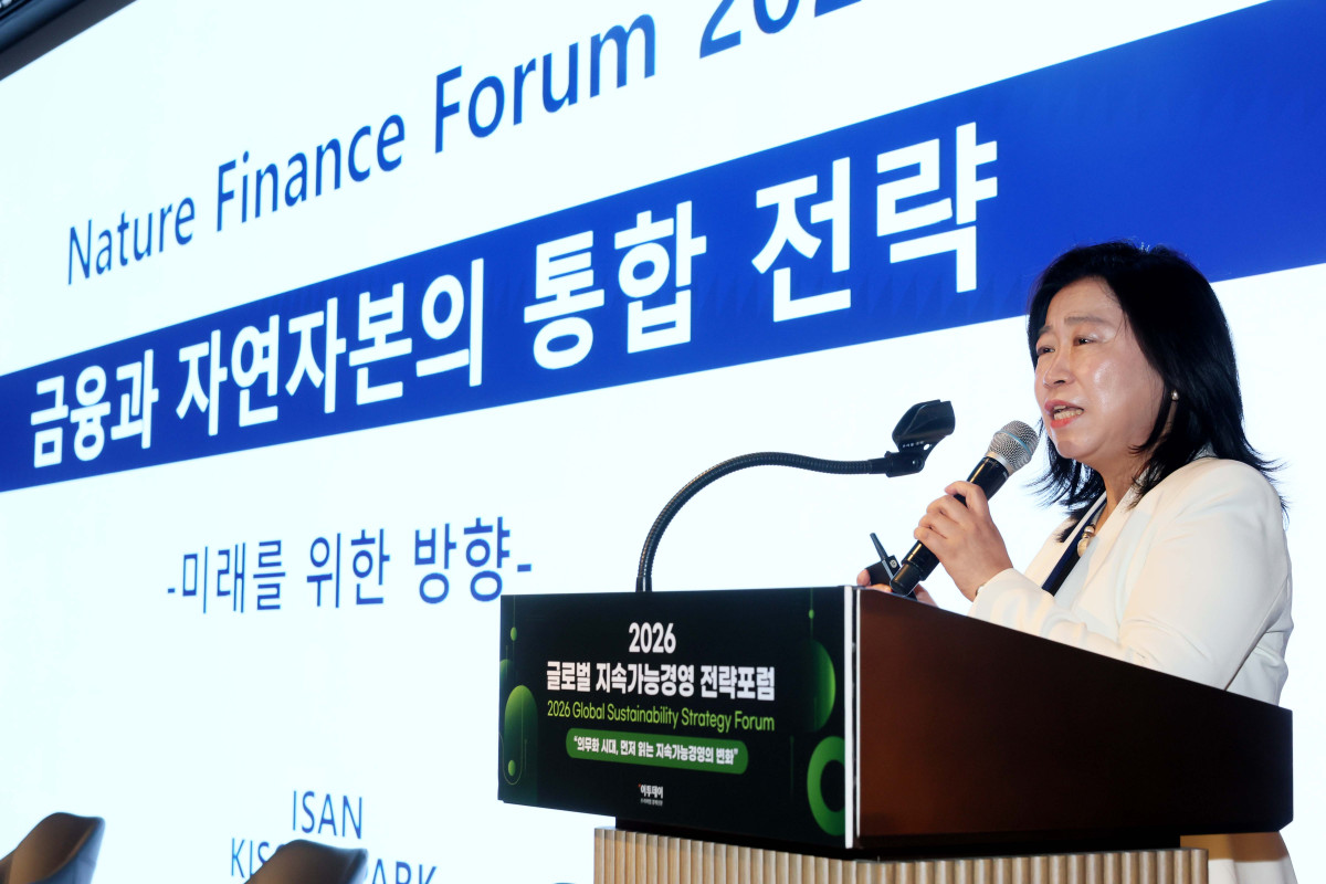 ▲박기숙 이산 부사장이 27일 서울 강남구 웨스틴 서울 파르나스 호텔에서 열린 ‘2026 글로벌 지속가능경영전략포럼’에서 ‘금융과 자연자본의 결합 사례’를 주제로 패널토론에 참여하고 있다. 글로벌 지속가능경영전략포럼은 ‘자연-금융-공시-검증’으로 이어지는 지속가능성 전환의 흐름을 한 자리에서 점검하고, 기업과 금융권의 실행 전략을 구체화하는 자리다. 신태현 기자 holjjak@