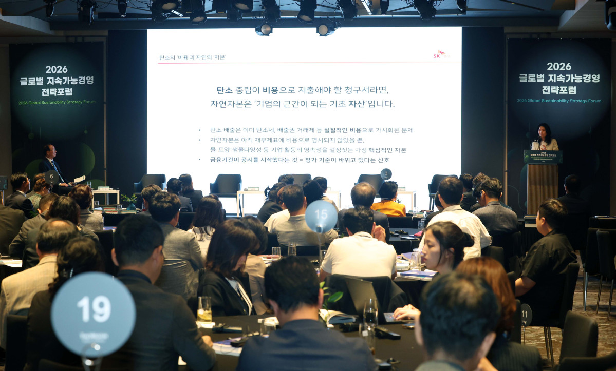 ▲김미현 SK증권 상무 ESG 실장이 27일 서울 강남구 웨스틴 서울 파르나스 호텔에서 열린 ‘2026 글로벌 지속가능경영전략포럼’에서 ‘생물다양성 관련 금융기관의 주안점’를 주제로 패널토론에 참여하고 있다. 글로벌 지속가능경영전략포럼은 ‘자연-금융-공시-검증’으로 이어지는 지속가능성 전환의 흐름을 한 자리에서 점검하고, 기업과 금융권의 실행 전략을 구체화하는 자리다. 신태현 기자 holjjak@
