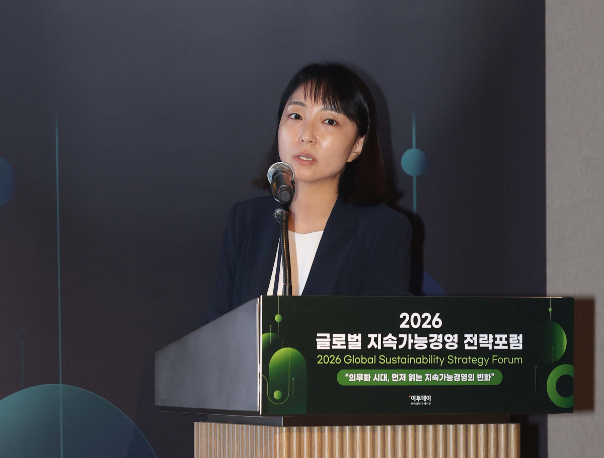 ▲최현정 한국산업은행(KDB) 부부장이 27일 서울 강남구 웨스틴 서울 파르나스 호텔에서 열린 ‘2026 글로벌 지속가능경영전략포럼’에서 ‘정책금융기관의 녹색채권 발행 전략과 시장 확대 역할 및 발행 사례’를 주제로 패널토론에 참여하고 있다. 글로벌 지속가능경영전략포럼은 ‘자연-금융-공시-검증’으로 이어지는 지속가능성 전환의 흐름을 한 자리에서 점검하고, 기업과 금융권의 실행 전략을 구체화하는 자리다. 신태현 기자 holjjak@