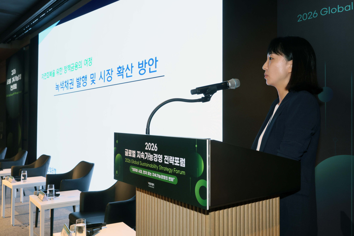 ▲최현정 한국산업은행(KDB) 부부장이 27일 서울 강남구 웨스틴 서울 파르나스 호텔에서 열린 ‘2026 글로벌 지속가능경영전략포럼’에서 ‘정책금융기관의 녹색채권 발행 전략과 시장 확대 역할 및 발행 사례’를 주제로 패널토론에 참여하고 있다. 글로벌 지속가능경영전략포럼은 ‘자연-금융-공시-검증’으로 이어지는 지속가능성 전환의 흐름을 한 자리에서 점검하고, 기업과 금융권의 실행 전략을 구체화하는 자리다. 신태현 기자 holjjak@