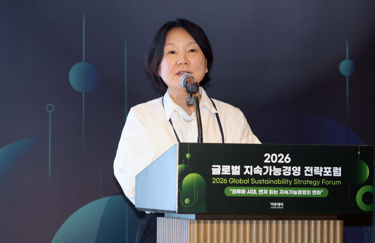 ▲정은해 기후에너지환경부 국제협력관이 27일 서울 강남구 웨스틴 서울 파르나스 호텔에서 열린 ‘2026 글로벌 지속가능경영전략포럼’에서 ‘탄소 크레딧과 생물다양성 크레딧, 현황과 전망’을 주제로 패널토론에 참여하고 있다. 글로벌 지속가능경영전략포럼은 ‘자연-금융-공시-검증’으로 이어지는 지속가능성 전환의 흐름을 한 자리에서 점검하고, 기업과 금융권의 실행 전략을 구체화하는 자리다. 신태현 기자 holjjak@