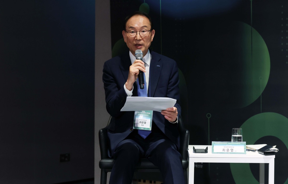 ▲27일 서울 강남구 웨스틴 서울 파르나스 호텔에서 열린 ‘2026 글로벌 지속가능경영전략포럼’에서 좌장인 최운열 한국공인회계사회 회장이 패널토론을 진행하고 있다. 글로벌 지속가능경영전략포럼은 ‘자연-금융-공시-검증’으로 이어지는 지속가능성 전환의 흐름을 한 자리에서 점검하고, 기업과 금융권의 실행 전략을 구체화하는 자리다. 신태현 기자 holjjak@