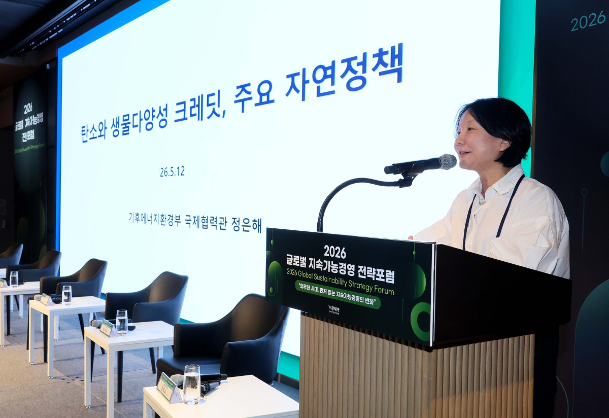 ▲정은해 기후에너지환경부 국제협력관이 27일 서울 강남구 웨스틴 서울 파르나스 호텔에서 열린 ‘2026 글로벌 지속가능경영전략포럼’에서 ‘탄소 크레딧과 생물다양성 크레딧, 현황과 전망’을 주제로 패널토론에 참여하고 있다. 글로벌 지속가능경영전략포럼은 ‘자연-금융-공시-검증’으로 이어지는 지속가능성 전환의 흐름을 한 자리에서 점검하고, 기업과 금융권의 실행 전략을 구체화하는 자리다. 신태현 기자 holjjak@