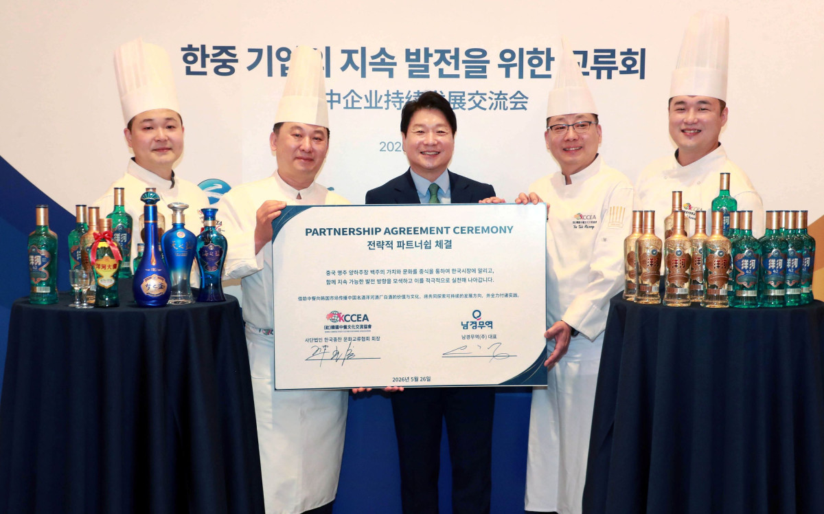 ▲(좌측부터) 한국중찬문화교류협회 최충현 셰프(포시즌스호텔 서울 ‘유유안’ 부 총괄 셰프),구광신 셰프(협회장, 파크루안 총괄 셰프), 남경무역 유호성 대표, 우덕상 셰프(한화호텔앤드리조트 ‘백리향’ 총괄 셰프), 표지훈 셰프(‘대황하’ 오너 셰프)의 모습. (사진제공=양하주창)