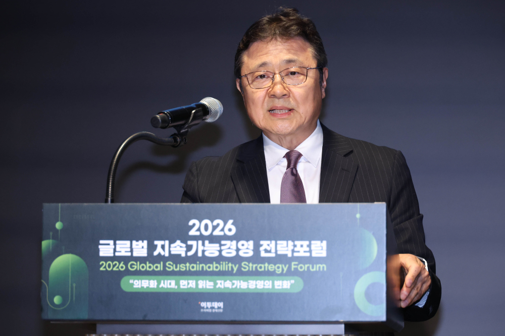 ▲김의형 한국지속가능성인증포럼(KOSRA) 회장이 27일 서울 강남구 웨스틴 서울 파르나스 호텔에서 열린 ‘2026 글로벌 지속가능경영전략포럼’에서 환영사를 하고 있다. 글로벌 지속가능경영전략포럼은 ‘자연-금융-공시-검증’으로 이어지는 지속가능성 전환의 흐름을 한 자리에서 점검하고, 기업과 금융권의 실행 전략을 구체화하는 자리다. 고이란 기자 photoean@ (이투데이DB)