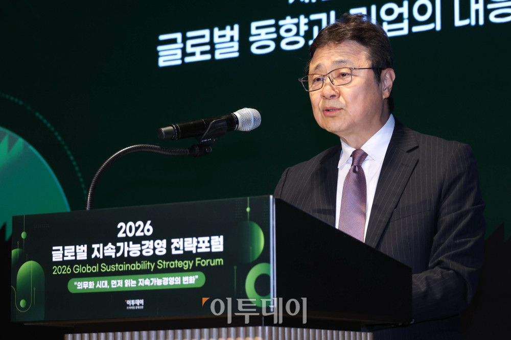 ▲김의형 한국지속가능성인증포럼(KOSRA) 회장이 27일 서울 강남구 웨스틴 서울 파르나스 호텔에서 열린 ‘2026 글로벌 지속가능경영전략포럼’에서 환영사를 하고 있다. 글로벌 지속가능경영전략포럼은 ‘자연-금융-공시-검증’으로 이어지는 지속가능성 전환의 흐름을 한 자리에서 점검하고, 기업과 금융권의 실행 전략을 구체화하는 자리다. 고이란 기자 photoean@