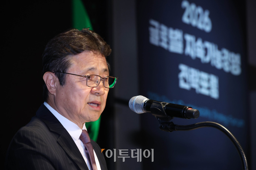 ▲김의형 한국지속가능성인증포럼(KOSRA) 회장이 27일 서울 강남구 웨스틴 서울 파르나스 호텔에서 열린 ‘2026 글로벌 지속가능경영전략포럼’에서 환영사를 하고 있다. 글로벌 지속가능경영전략포럼은 ‘자연-금융-공시-검증’으로 이어지는 지속가능성 전환의 흐름을 한 자리에서 점검하고, 기업과 금융권의 실행 전략을 구체화하는 자리다. 고이란 기자 photoean@
