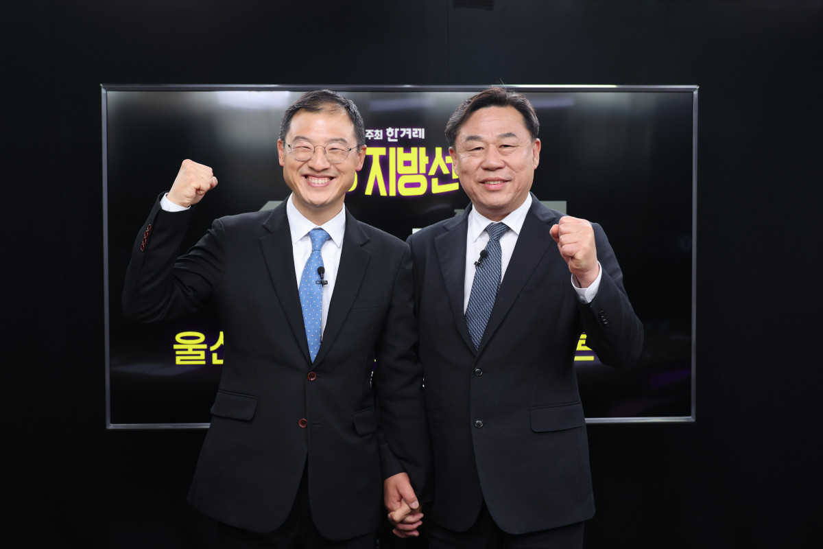 ▲더불어민주당 김상욱 후보(왼쪽)와 진보당 김종훈 후보가 20일 서울 마포구 한겨레 신문사에서 열린 단일화 토론회에서 기념 촬영하고 있다. (연합뉴스)