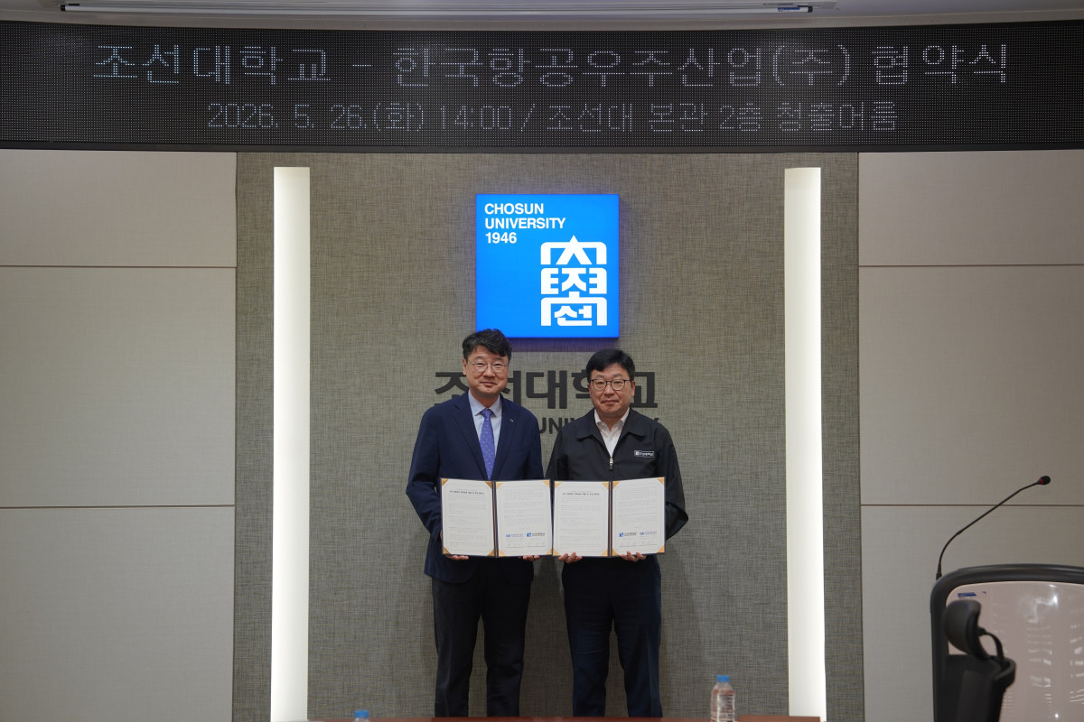 ▲박경은 KAI CS부문장 전무(왼쪽)와 김춘성 조선대 총장이 ‘항공우주분야 AI 융합 교육을 위한 업무협약(MOU)’을 체결하고 기념 촬영을 하고 있다. (사진제공=한국항공우주(KAI))