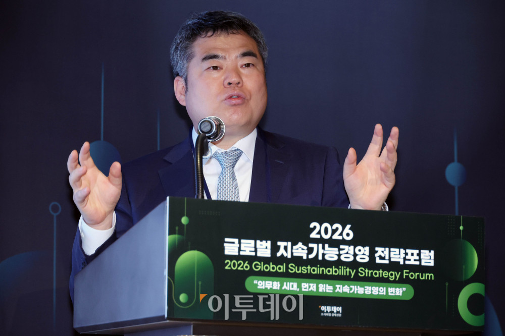 ▲김동수 김앤장 ESG경영연구소장이 27일 서울 강남구 웨스틴 서울 파르나스 호텔에서 열린 ‘2026 글로벌 지속가능경영전략포럼’에서 글로벌 보고·검인증 동향 및 시사점을 주제로 발표하고 있다. 글로벌 지속가능경영전략포럼은 ‘자연-금융-공시-검증’으로 이어지는 지속가능성 전환의 흐름을 한 자리에서 점검하고, 기업과 금융권의 실행 전략을 구체화하는 자리다. 고이란 기자 photoean@