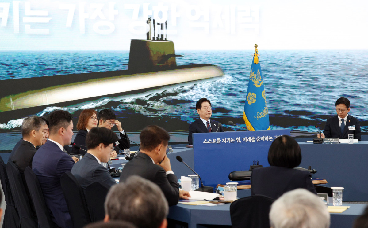 ▲<YONHAP PHOTO-4629> 핵추진잠수함 계획 보고듣는 이재명 대통령 (창원=연합뉴스) 김도훈 기자 = 이재명 대통령이 26일 경남 창원시 진해구에서 열린 제1회 미래국방전략위원회에서 안규백 국방부 장관의 핵추진잠수함 개발 기본계획 보고를 듣고 있다. 2026.5.26 superdoo82@yna.co.kr/2026-05-26 15:18:16/<저작권자 ⓒ 1980-2026 ㈜연합뉴스. 무단 전재 재배포 금지, AI 학습 및 활용 금지>