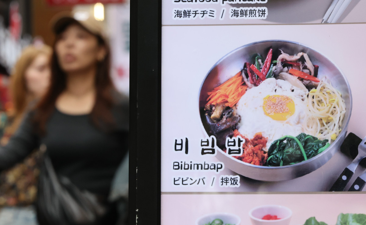 ▲서울 중구 명동 거리 음식점에 비빔밥 메뉴 광고물이 게시돼 있다. (뉴시스)