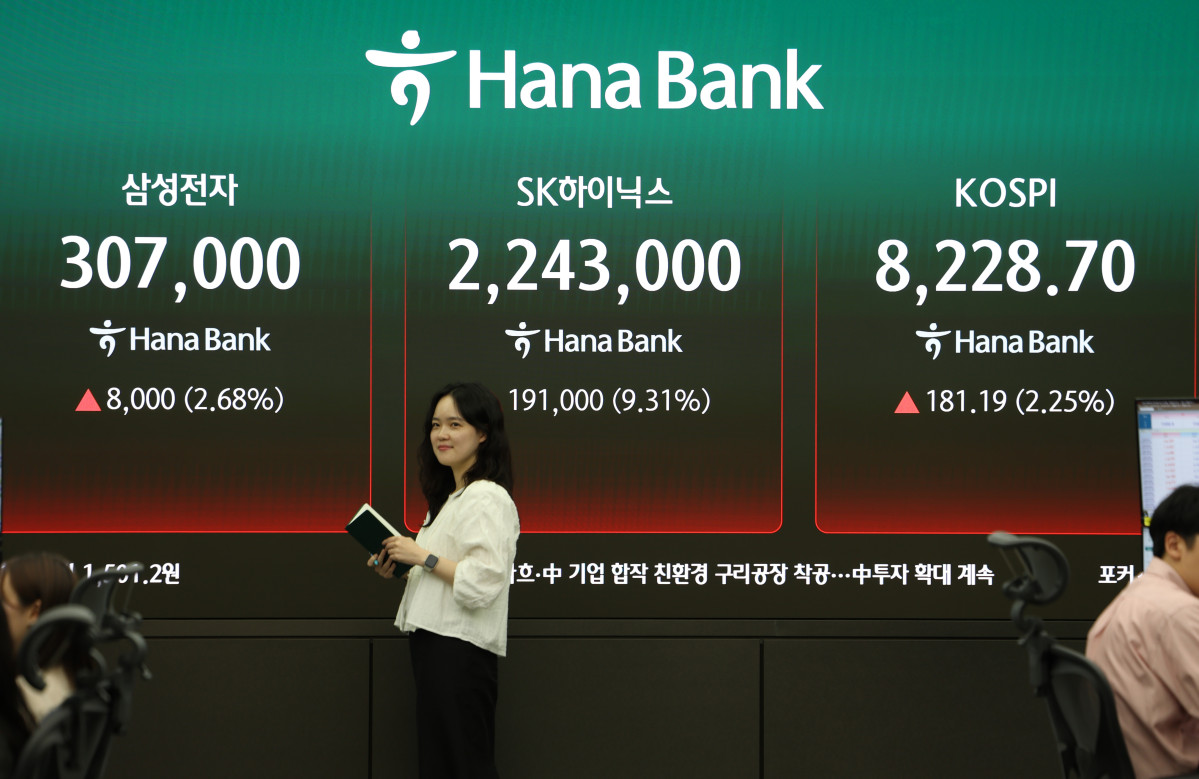 ▲코스피가 사상 최고치인 8228.70에 장을 마친 27일 오후 서울 중구 하나은행 딜링룸 전광판에 삼성전자와 SK하이닉스 종가가 나오고 있다. (뉴시스)
