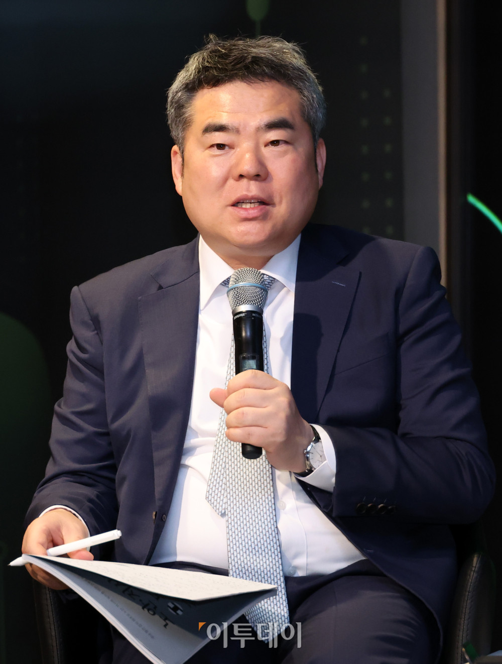 ▲27일 서울 강남구 웨스틴 서울 파르나스 호텔에서 열린 ‘2026 글로벌 지속가능경영전략포럼’에서 좌장을 맡은 김동수 김앤장 ESG경영연구소장이 지속가능성 공시기준 도입에 따른 보고 품질과 검증 체계를 주제로 패널토론을 하고 있다. 글로벌 지속가능경영전략포럼은 ‘자연-금융-공시-검증’으로 이어지는 지속가능성 전환의 흐름을 한 자리에서 점검하고, 기업과 금융권의 실행 전략을 구체화하는 자리다. 고이란 기자 photoean@