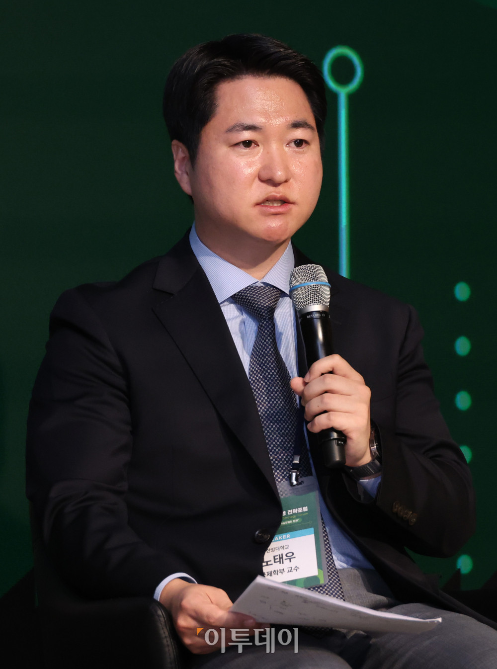 ▲27일 서울 강남구 웨스틴 서울 파르나스 호텔에서 열린 ‘2026 글로벌 지속가능경영전략포럼’에서 노태우 한양대 국제학부 교수가 지속가능성 공시기준 도입에 따른 보고 품질과 검증 체계를 주제로 패널토론을 하고 있다. 글로벌 지속가능경영전략포럼은 ‘자연-금융-공시-검증’으로 이어지는 지속가능성 전환의 흐름을 한 자리에서 점검하고, 기업과 금융권의 실행 전략을 구체화하는 자리다. 고이란 기자 photoean@