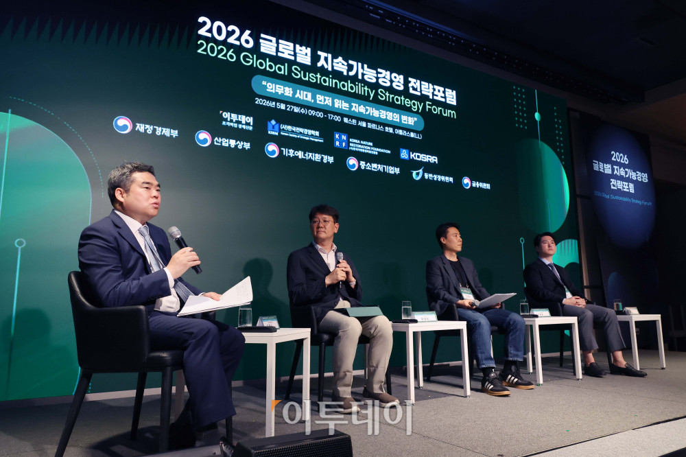 ▲27일 서울 강남구 웨스틴 서울 파르나스 호텔에서 열린 ‘2026 글로벌 지속가능경영전략포럼’에서 참석자들이 지속가능성 공시기준 도입에 따른 보고 품질과 검증 체계를 주제로 패널토론을 하고 있다. 왼쪽부터 좌장을 맡은 김동수 김앤장 ESG경영연구소장, 유창우 LG CNS 총괄, 오재희 포스코 홀딩스 미래전략본부 ESG사무국 리더, 노태우 한양대 국제학부 교수. 글로벌 지속가능경영전략포럼은 ‘자연-금융-공시-검증’으로 이어지는 지속가능성 전환의 흐름을 한 자리에서 점검하고, 기업과 금융권의 실행 전략을 구체화하는 자리다. 고이란 기자 photoean@