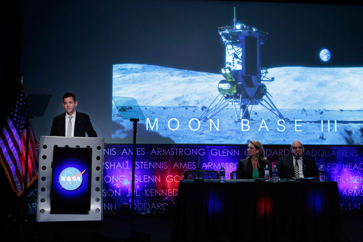 ▲재러드 아이작먼 미국 항공우주국(NASA) 국장이 26일(현지시간) 워싱턴D.C. NASA 본부에서 달 기지 건설 관련 세부 계획을 공개하는 기자회견을 하고 있다. (워싱턴D.C./AFP연합뉴스)