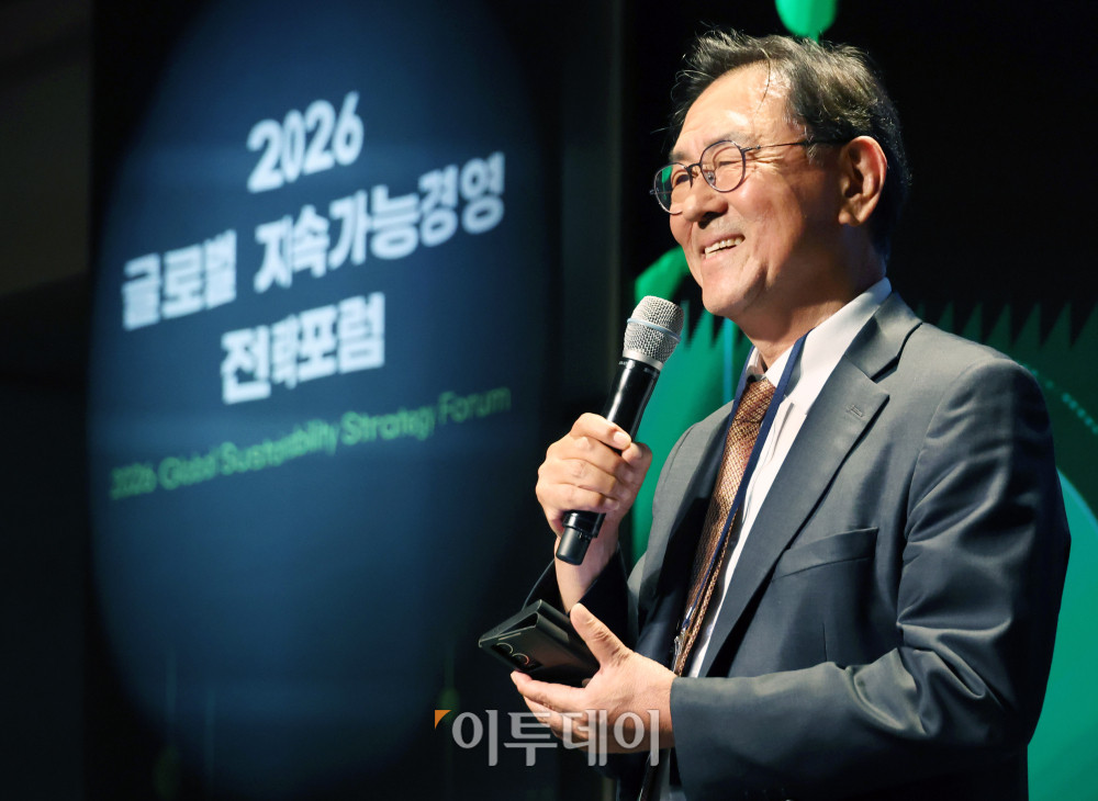 ▲이종재 이투데이 대표이사 부회장이 27일 서울 강남구 웨스틴 서울 파르나스 호텔에서 열린 ‘2026 글로벌 지속가능경영전략포럼’에서 폐회사를 하고 있다. 글로벌 지속가능경영전략포럼은 ‘자연-금융-공시-검증’으로 이어지는 지속가능성 전환의 흐름을 한 자리에서 점검하고, 기업과 금융권의 실행 전략을 구체화하는 자리다. 고이란 기자 photoean@