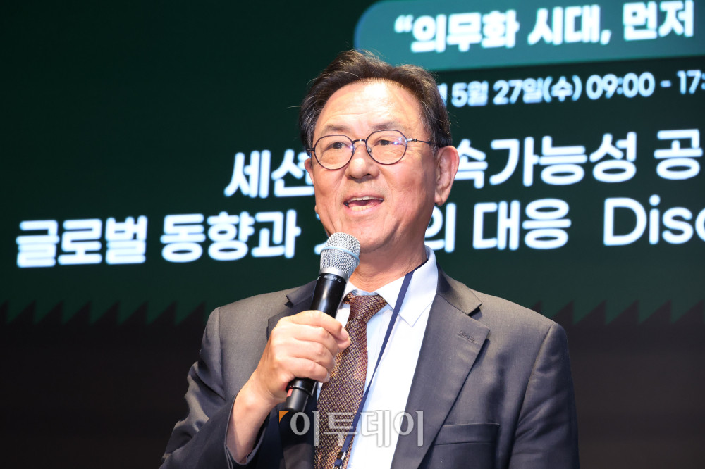 ▲이종재 이투데이 대표이사 부회장이 27일 서울 강남구 웨스틴 서울 파르나스 호텔에서 열린 ‘2026 글로벌 지속가능경영전략포럼’에서 폐회사를 하고 있다. 글로벌 지속가능경영전략포럼은 ‘자연-금융-공시-검증’으로 이어지는 지속가능성 전환의 흐름을 한 자리에서 점검하고, 기업과 금융권의 실행 전략을 구체화하는 자리다. 고이란 기자 photoean@