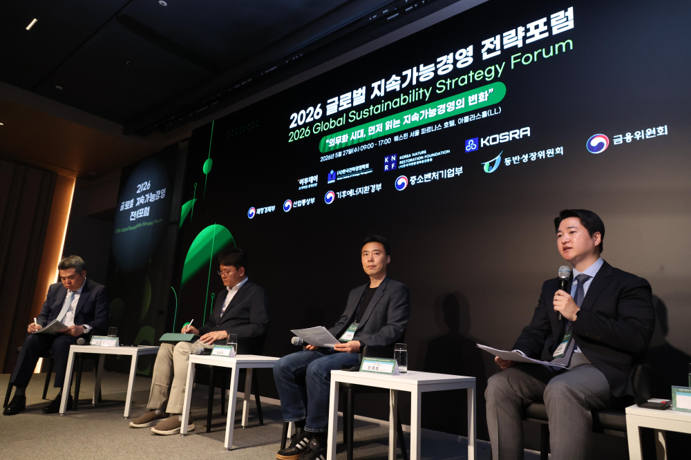 ▲27일 서울 강남구 웨스틴 서울 파르나스 호텔에서 열린 ‘2026 글로벌 지속가능경영전략포럼’에서 참석자들이 지속가능성 공시기준 도입에 따른 보고 품질과 검증 체계를 주제로 패널토론을 하고 있다. 왼쪽부터 좌장을 맡은 김동수 김앤장 ESG경영연구소장, 유창우 LG CNS 총괄, 오재희 포스코 홀딩스 미래전략본부 ESG사무국 리더, 노태우 한양대 국제학부 교수. 글로벌 지속가능경영전략포럼은 ‘자연-금융-공시-검증’으로 이어지는 지속가능성 전환의 흐름을 한 자리에서 점검하고, 기업과 금융권의 실행 전략을 구체화하는 자리다. 고이란 기자 photoean@