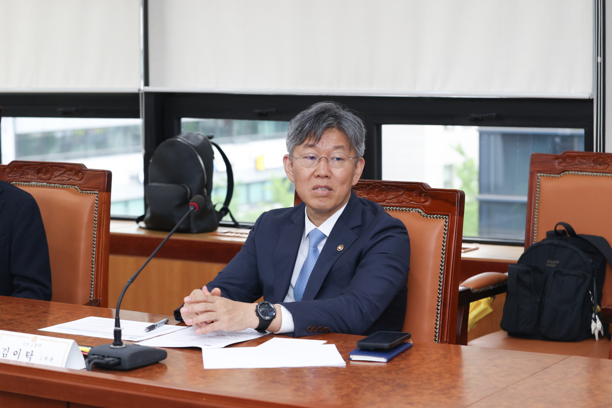 ▲김이탁 국토부 제1차관은 27일 서울 영등포구 대한주택건설협회 회의실에서 도시형 생활주택·오피스텔 사업자 등 민간업계와 정책 간담회를 개최했다. (사진제공=국토교통부)